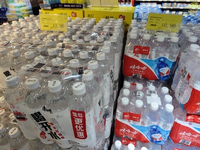 這種550毫升的礦泉水純凈水,一般超市零售是兩元左右,景區(qū)或者列車上會達(dá)到5塊、6塊,超市里整件賣,12瓶也就11塊到19塊。這利潤空間真大。