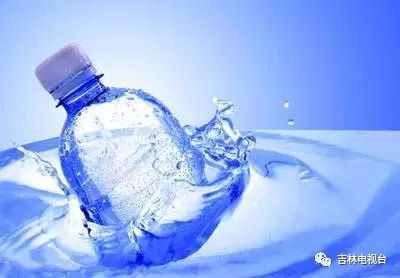 你喝的這些天然弱堿性水和自來(lái)水沒(méi)啥差別 不合格